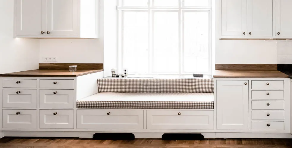 White Shaker kitchen in Kastberga with a built-in window seat