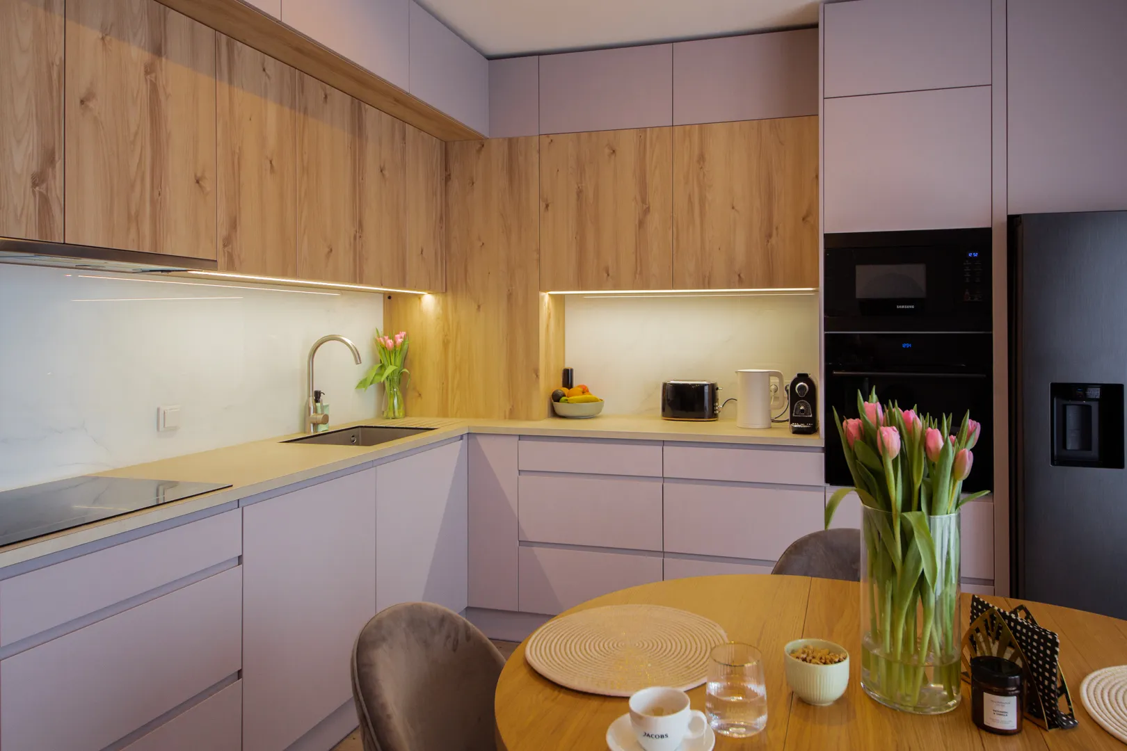 Two-tone modern kitchen in Warsaw with matte handleless fronts and warm oak cabinetry