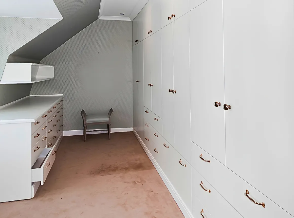 Fitted wardrobe and closet system
